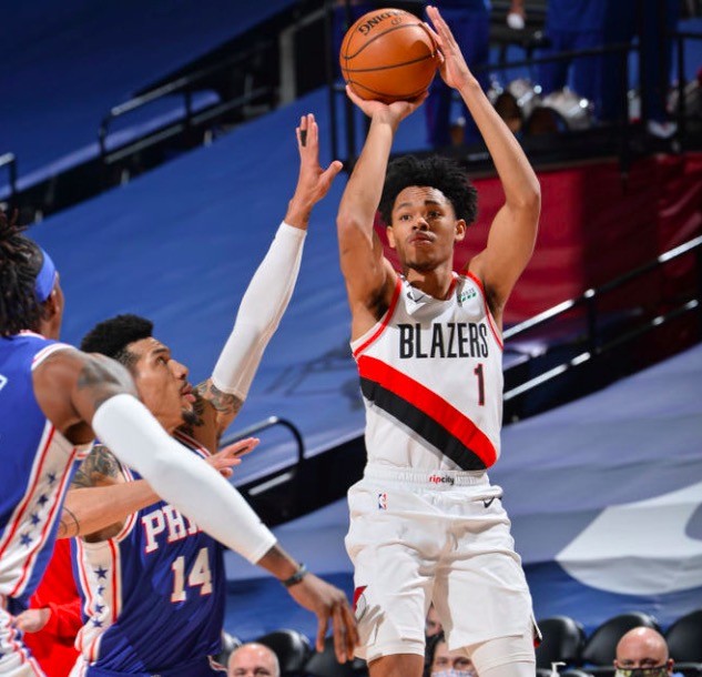 九游旧版关于转会期尼斯单刀错失风云突变波特兰开拓者关键时刻止住颓势，现场解说直呼：洛杉矶快船围绕CBA常规赛伤情更新的信息