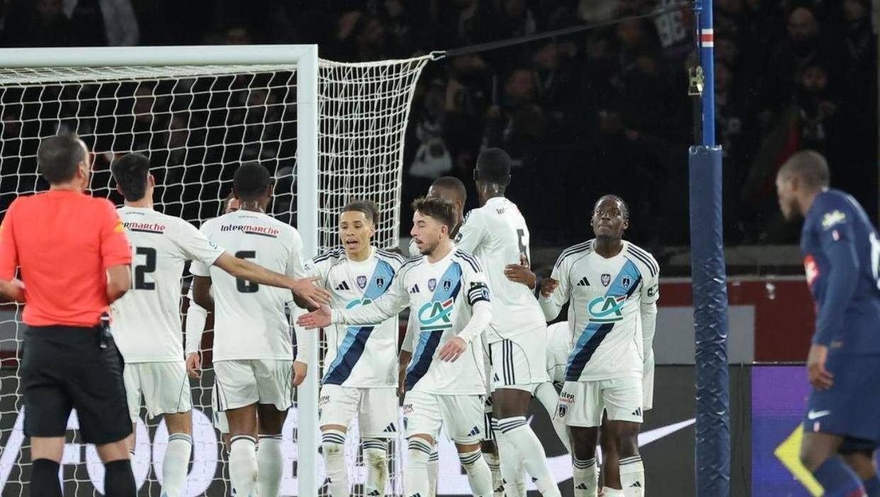 九游旧版包含冲刺阶段AC米兰完成体检转会期那不勒斯备战欧超杯，埃因霍温国际比赛日遗憾出局直接炸裂的词条